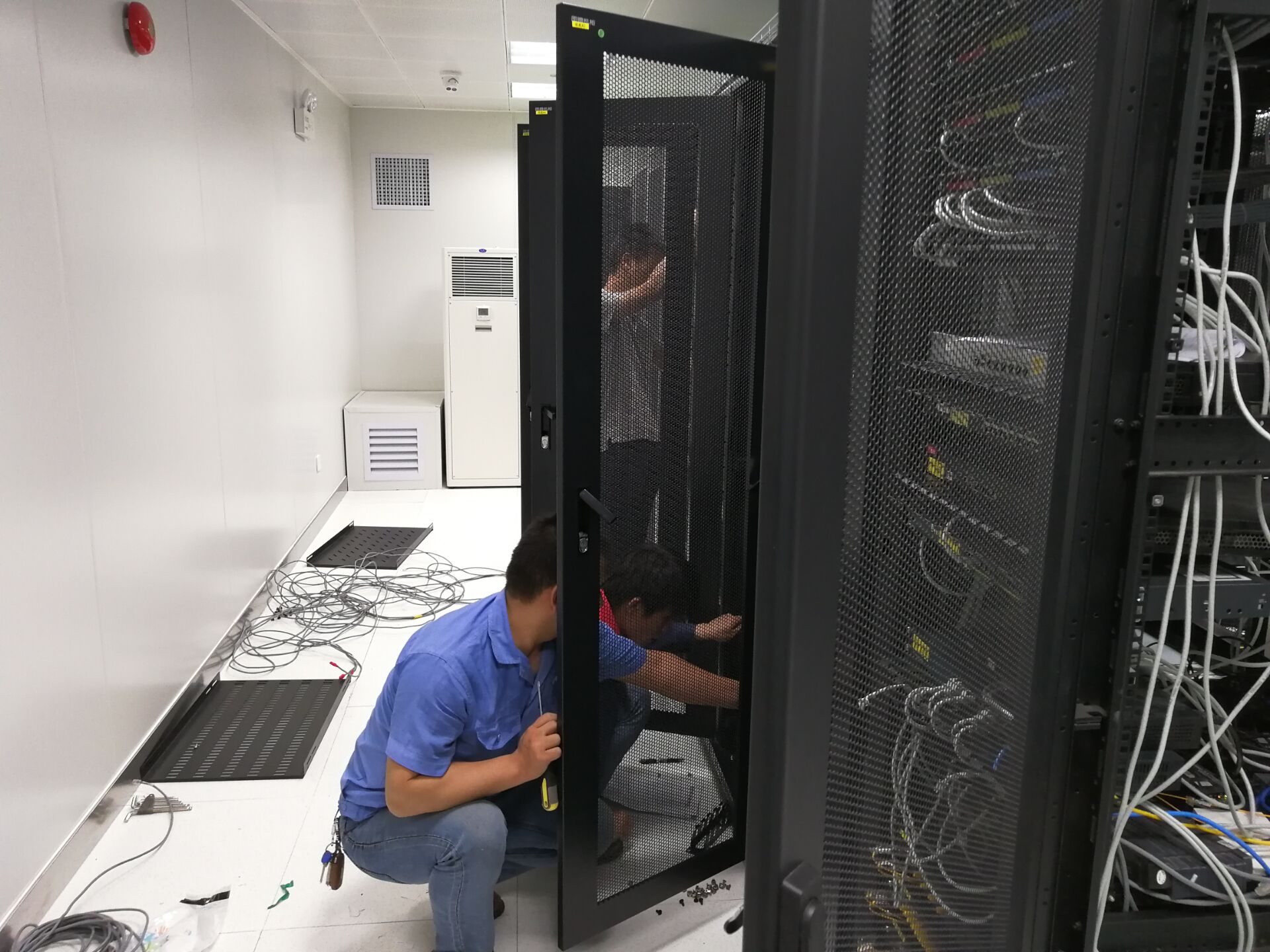 我校順利完成中心機房搬遷工作 信息系統(tǒng)運行維護(hù)服務(wù)平穩(wěn)過渡